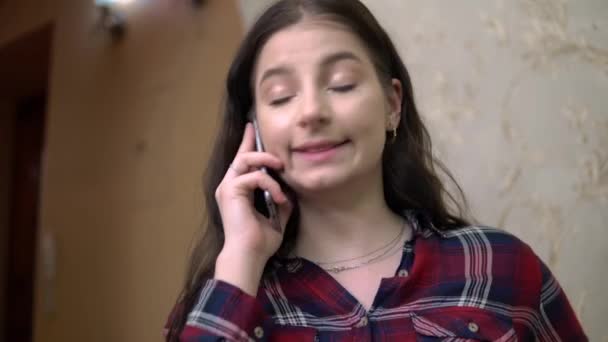 Boos geïrriteerde vrouw praten per telefoon, schreeuwde, ruzie, negatieve emoties - Video
