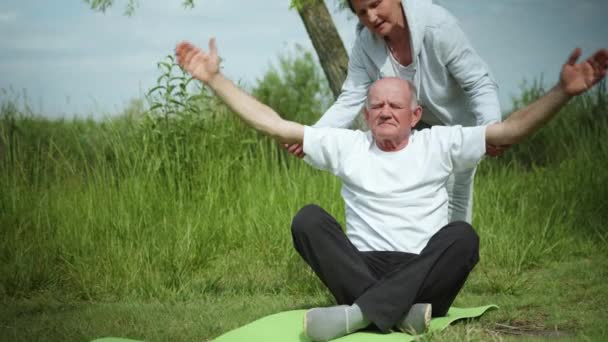 zdravotní péče, starší ženy a muži důchodci vést sportovní životní styl a provádět fyzická cvičení - Záběry, video