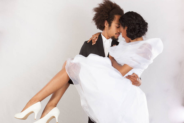 Romántico negro pareja besos
 - Foto, Imagen