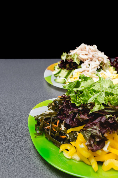 Ingredientes para fazer a salada em uma chapa verde. Conceito de alimentação saudável. - Foto, Imagem