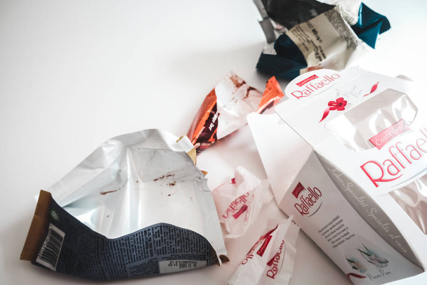 Lviv / Ucrânia - Abril 2020: Doces variados, biscoitos e embalagens de chocolate deixados em uma mesa branca. Doces saborosos cheios de açúcar que levam a problemas de saúde e excesso de peso. Comer compulsivamente durante o isolamento
. - Foto, Imagem