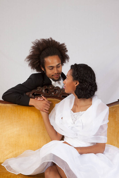 Romántica pareja negra sentados juntos
 - Foto, Imagen