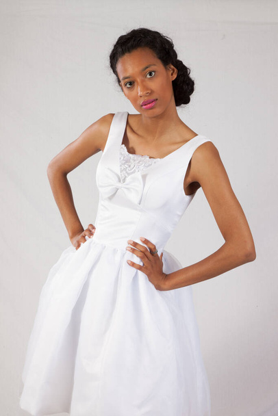 Hübsche schwarze Frau im Hochzeitskleid - Foto, Bild
