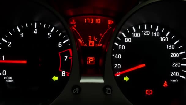 Automobiele digitale snelheidsmeter is waarschuwingssignaal  - Video