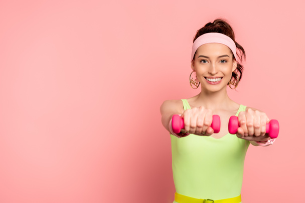 desportista feliz exercitando com halteres em rosa
  - Foto, Imagem