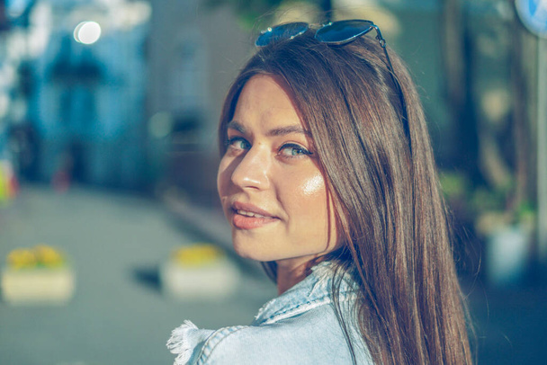 portrait of a young beautiful girl walking down the street and enjoying Sunny days - Foto, afbeelding