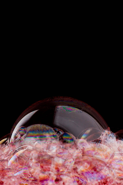 Siyah arkaplanda sabun köpüğü - Fotoğraf, Görsel