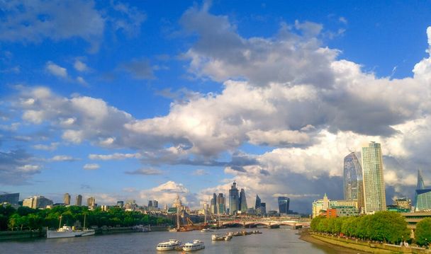 Panorama der City of London und der Themse an einem schönen Sommertag. Blauer Himmel mit schönen Wolken über London. - Foto, Bild