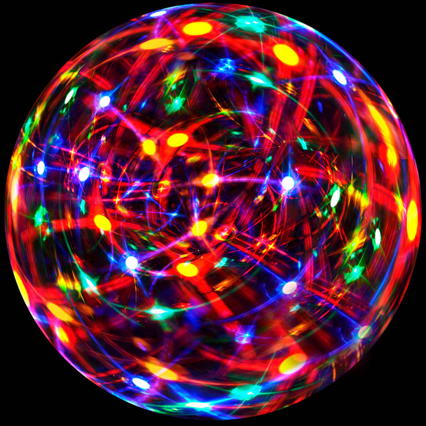 Un effetto luminoso fiammeggiante, multicolore, in una sfera di vetro da utilizzare come sfondo per una festa
. - Foto, immagini