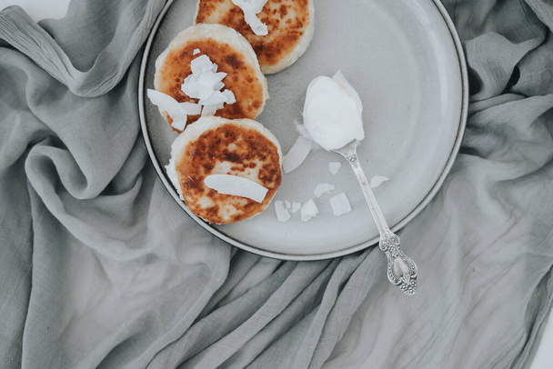 Tasty curd cheesecakes on a gray plate - Φωτογραφία, εικόνα