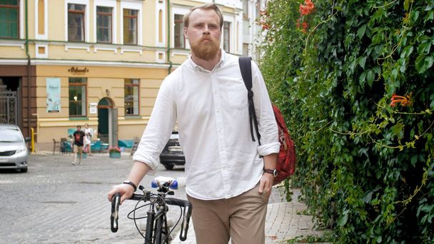 都会の通りにレトロな自転車とスタイリッシュな男性ヒップスターの肖像画 - 写真・画像