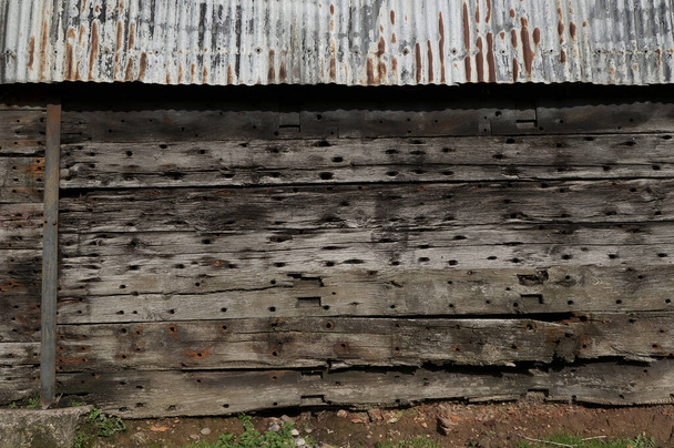 Ein grunziges, altes Abstellgleis aus Holz und Metall als Hintergrund - Foto, Bild