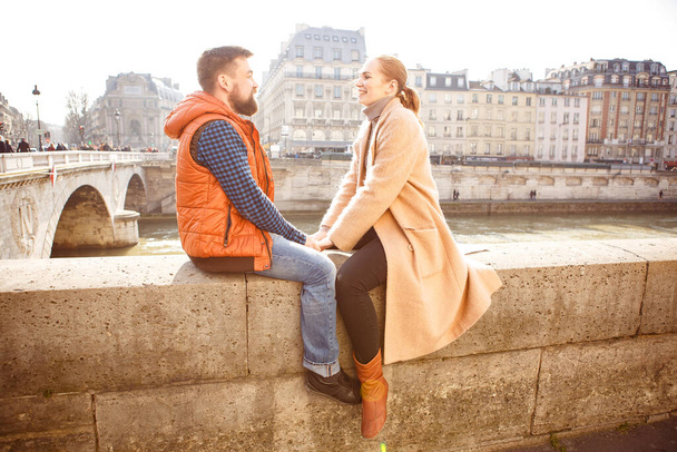 pár sétál Párizs tavaszán. romantikus kiruccanás. turizmus Európában. - Fotó, kép