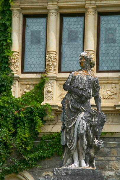 Декоративные статуи из дворцового сада Пелешского замка в Синайе, Румыния
. - Фото, изображение