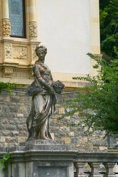 Romanya 'nın Sinaia kentindeki Peles Kalesi saray bahçesinden dekoratif heykeller. - Fotoğraf, Görsel