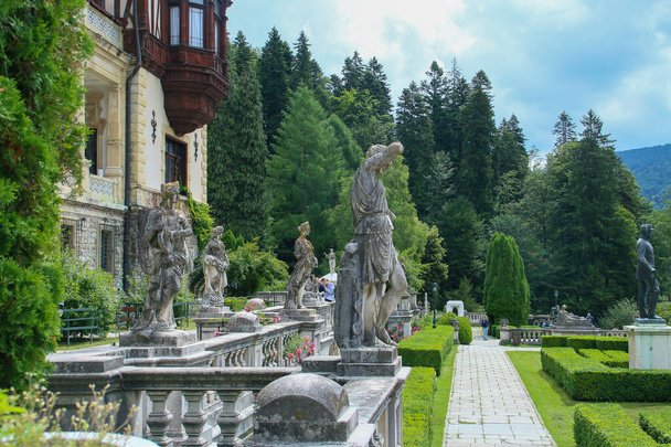 ルーマニア、シナイアのペレス城の宮殿庭園からの装飾的な彫像. - 写真・画像
