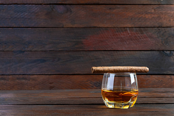 Babalar Günün kutlu olsun. Viski ve puro manzaralı klasik bir konsept. - Fotoğraf, Görsel