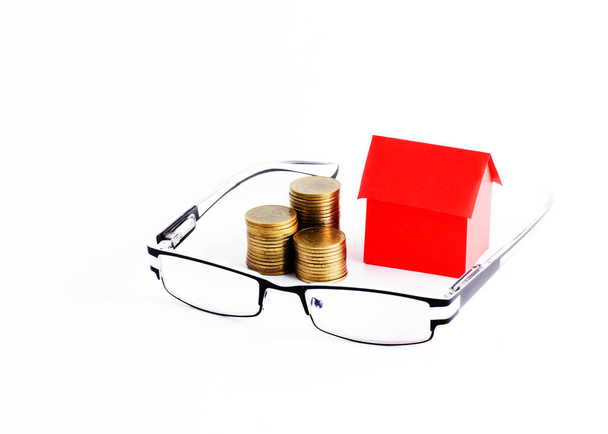 Lunettes et pièces de monnaie pile et papier maison rouge pour le concept des prêts d'argent
 - Photo, image