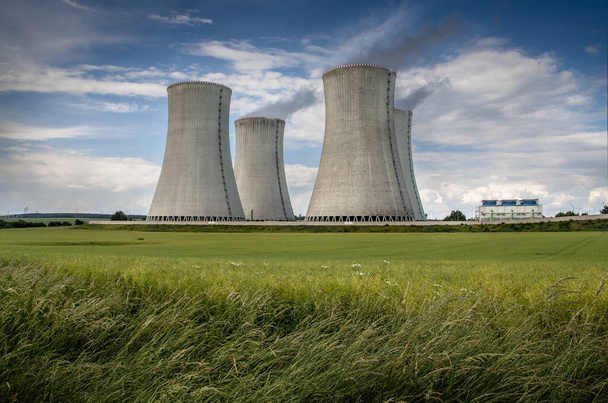 Koeltorens van kerncentrale, zomerdag met bewolkte lucht, Dukovany, Tsjechië - Foto, afbeelding