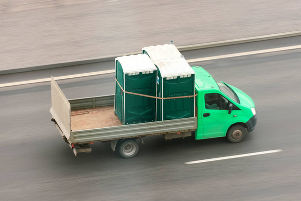 Pequeño camión transporta inodoros inodoros, armario seco, cubículo de inodoro
 - Foto, imagen