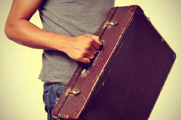 молодой человек со старым чемоданом
 - Фото, изображение