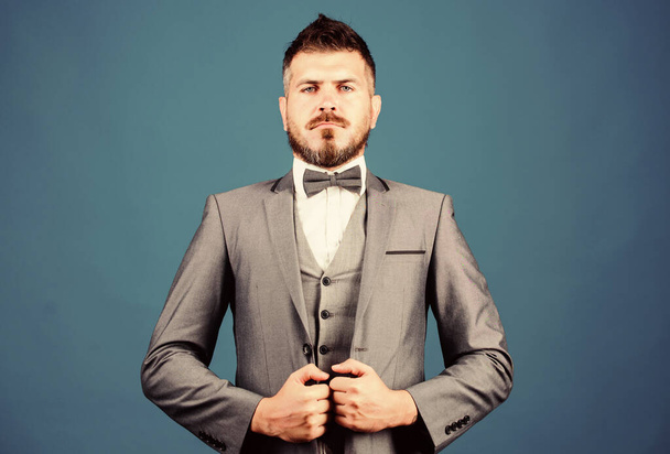 serious event manager. business in modern life. mature illusionist. Bride groom ready for wedding. bearded man in formal suit. businessman with beard in bow tie. esthete. stylish art director - Foto, afbeelding