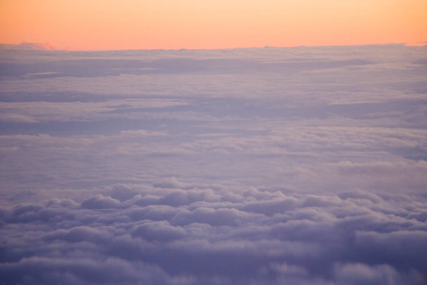 Boven de wolken, wolkenlandschap, wolken bij zonsondergang. Kleurrijke zonsondergang. - Foto, afbeelding
