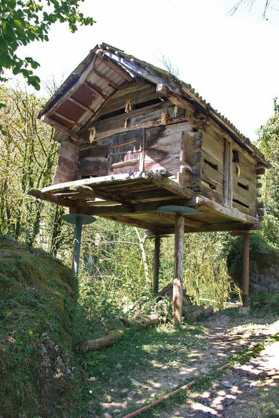 Un granero de madera para almacenar cultivos en una aldea en Georgia
 - Foto, Imagen