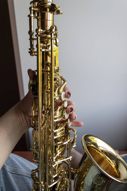 Saxophone Player χέρια Saxophonist παίζει τζαζ μουσική. Άλτο σαξόφωνο - Φωτογραφία, εικόνα