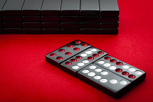 Domino cinese su uno sfondo di tavolo in feltro rosso nel gioco vintage del casinò di piastrelle Pai Gow
 - Foto, immagini