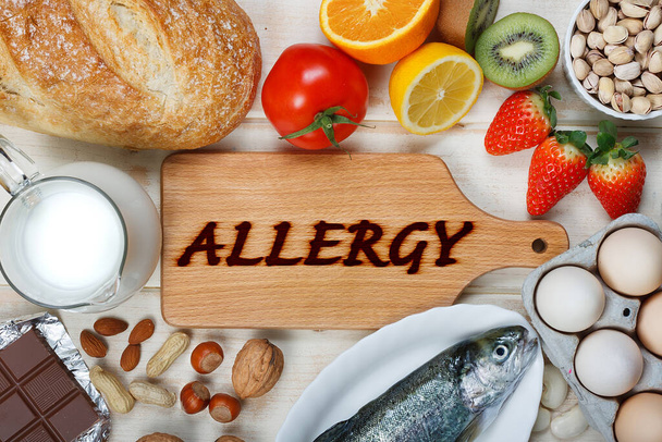 Concept d'aliments allergiques. Nourriture sur table en bois - Photo, image