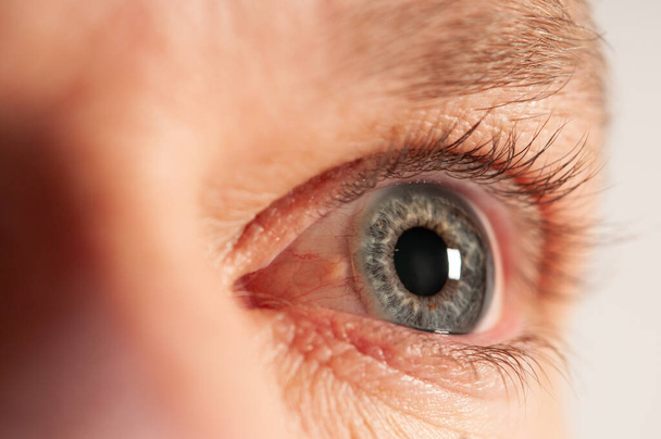 Közelkép egy férfi szemgolyóról - Fotó, kép