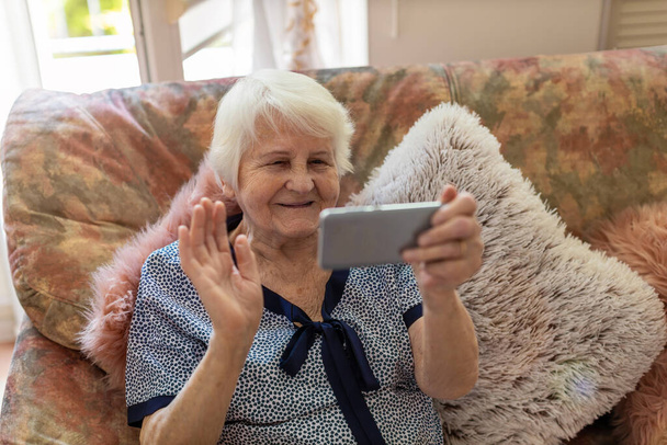 Femme âgée utilisant un smartphone
  - Photo, image