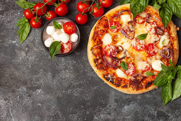 Homemade Pizza Margarita with Tomatoes, Basil and Mozzarella Cheese - Foto, afbeelding