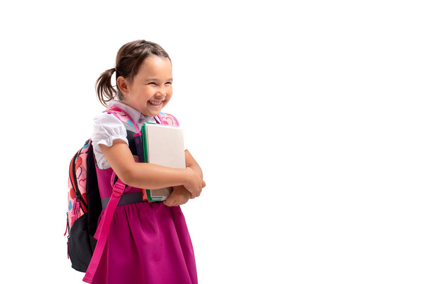 Retrato de niña de la escuela sonriente con el bolso de la escuela y libros
  - Foto, imagen