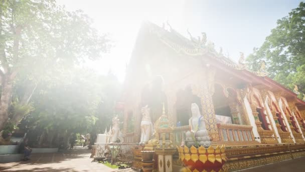 Timelaps del templo tailandés en la hora de la tarde con el movimiento del buddhism, localización en wat phuket, Pua, Nan, Tailandia
  - Metraje, vídeo