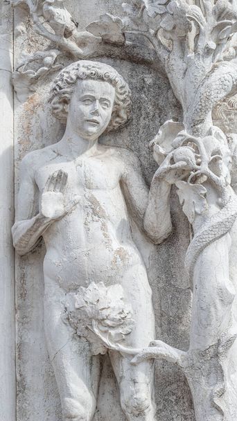 Стародавня скульптура прекрасної Єви з яблуком і Адамом з біблійної історії про створення в палаці Дож у Венеції, Італія. - Фото, зображення