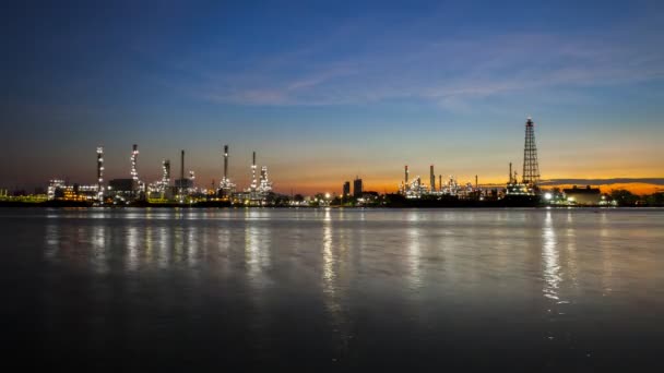przemysł rafinerii ropy naftowej i morskich transportu ruchomych refleksji na chaopraya rzeki na początku ranka pod kolorowe niebo wschodu słońca znajduje się w Bangkok Tajlandii - Materiał filmowy, wideo