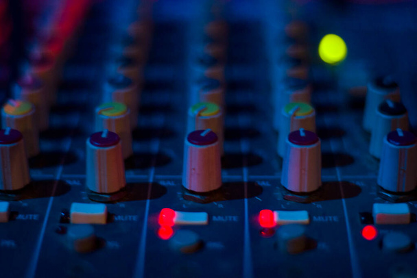 DJ-контролер і кольоровий світло-музичний інструмент Фон. Звуковий мікшер і музичний мікшер
. - Фото, зображення