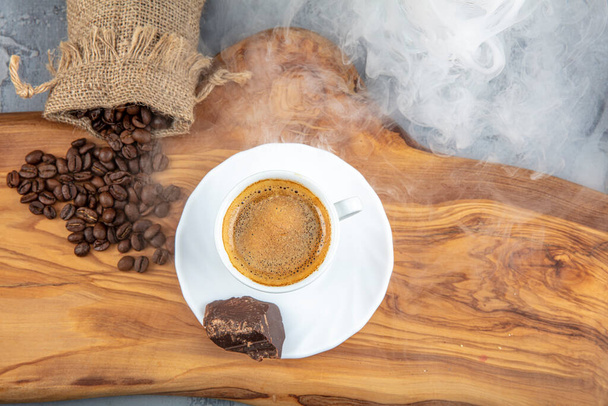 Beroemde en heerlijke Turkse koffie houten achtergrond. - Foto, afbeelding