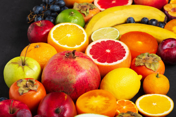 Fruit bronnen van vitaminen, achtergrond fruit vers. Vers fruit. Diverse vruchten kleurrijk, schoon eten, Fruit achtergrond. Bovenaanzicht. - Foto, afbeelding