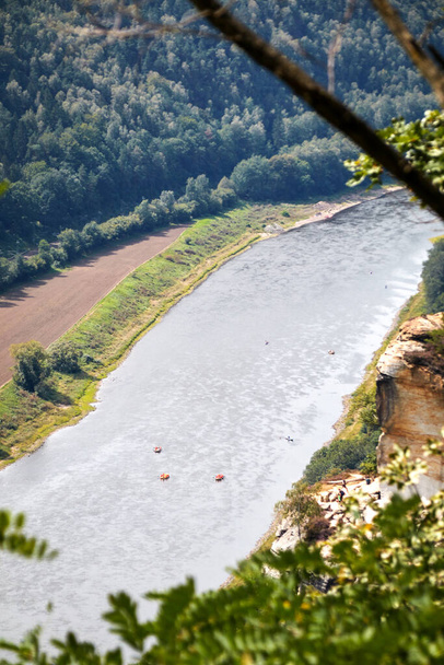 Άποψη του ποταμού Έλβα από τον προμαχώνα, στη μέση των πράσινων δασών και με μικρές βάρκες στο νερό - Φωτογραφία, εικόνα