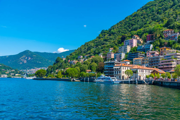 COMO, ITALY, JULY 17, 2019: Lakeside promenade alongside lake Como in Italy - Foto, afbeelding