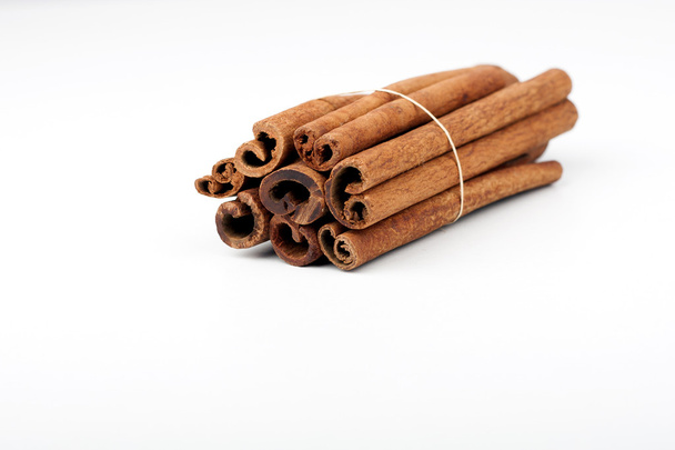 Long cinnamon sticks isolated over white - Foto, imagen