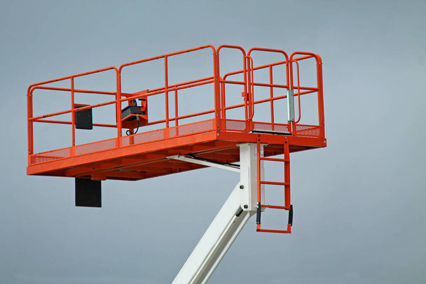 A Large Cage on an Hydraulic Cherry Picker Lift. - Foto, immagini