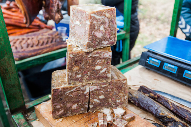 zelfgemaakte varkenskop kaas te koop op boerenmarkten stand  - Foto, afbeelding