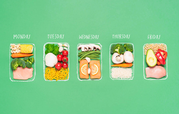 Concept hebdomadaire de préparation des repas avec des ingrédients alimentaires crus dans des boîtes à lunch dessinées à la craie sur fond vert. Préparez un plan de repas pour la semaine. Repas sains
 - Photo, image