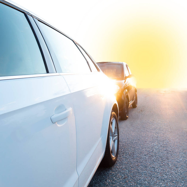 Припарковані назад запалені автомобілі з відображенням сонця
 - Фото, зображення