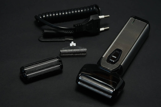 Rasoir électrique rechargeable pour hommes, fond noir
 - Photo, image