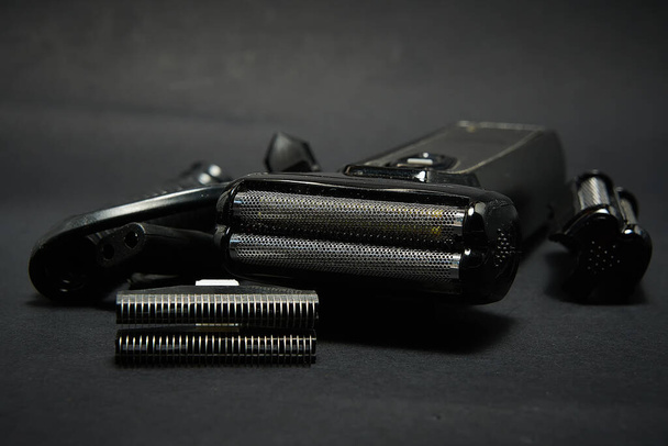 Máquina de afeitar eléctrica recargable para hombres, fondo negro
 - Foto, Imagen
